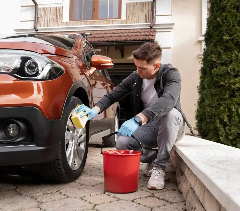 Lavage auto à domicile Mégrit : professionnel intervenant sur un véhicule